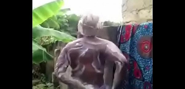  femme africaine se lave devant sa cam